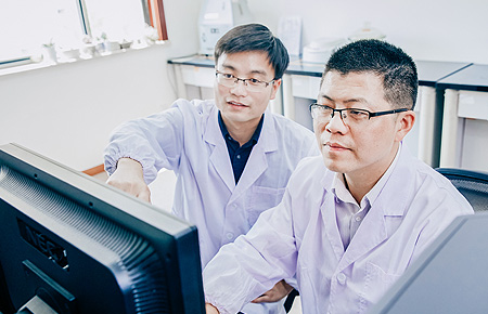 致力于为全球客户提供全方位系统解决规划，成为他们最值得信任的合作同伴。