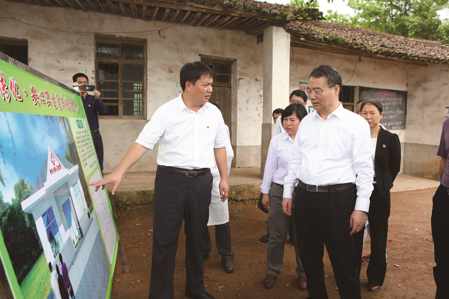 脱贫攻坚，董事上进村入户相识需要.jpg